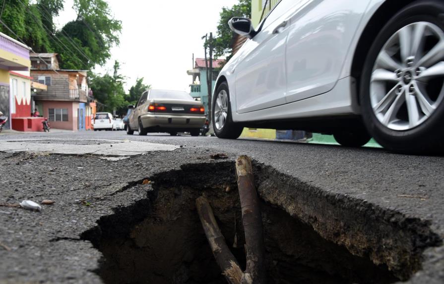 Hoyos en las calles de Santiago causan dificultades en el tránsito