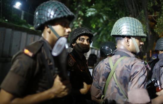 Al menos dos muertos y 26 heridos en el ataque contra un restaurante en Dacca