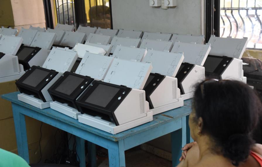 La JCE busca dónde almacenar 16 mil equipos usados en las elecciones