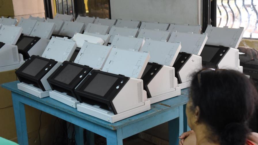 La JCE busca dónde almacenar 16 mil equipos usados en las elecciones