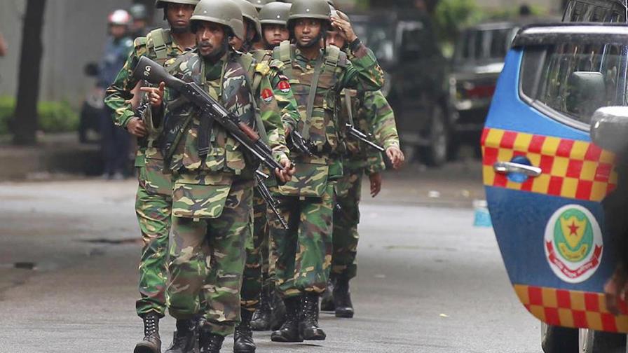 Mueren 20 rehenes, 13 rescatados en ataque en Bangladesh Mueren 20 rehenes, 13 rescatados en ataque en Bangladesh