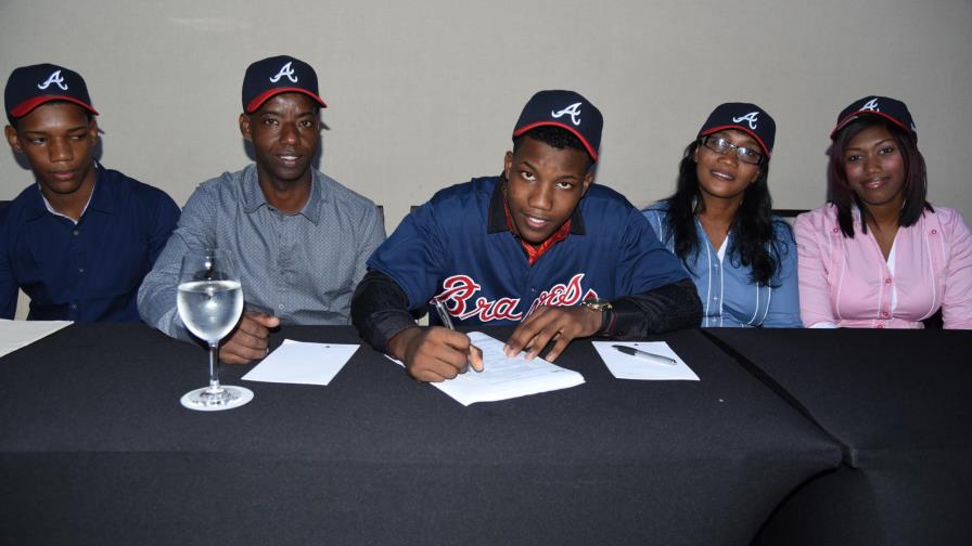 Junior Severino entra al club de los nuevos millonarios del béisbol al firmar con Atlanta