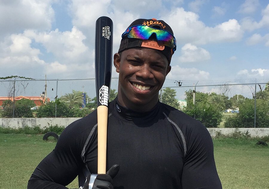 El cubano Lázaro Armenteros vestirá la franela de los Atléticos de Oakland.