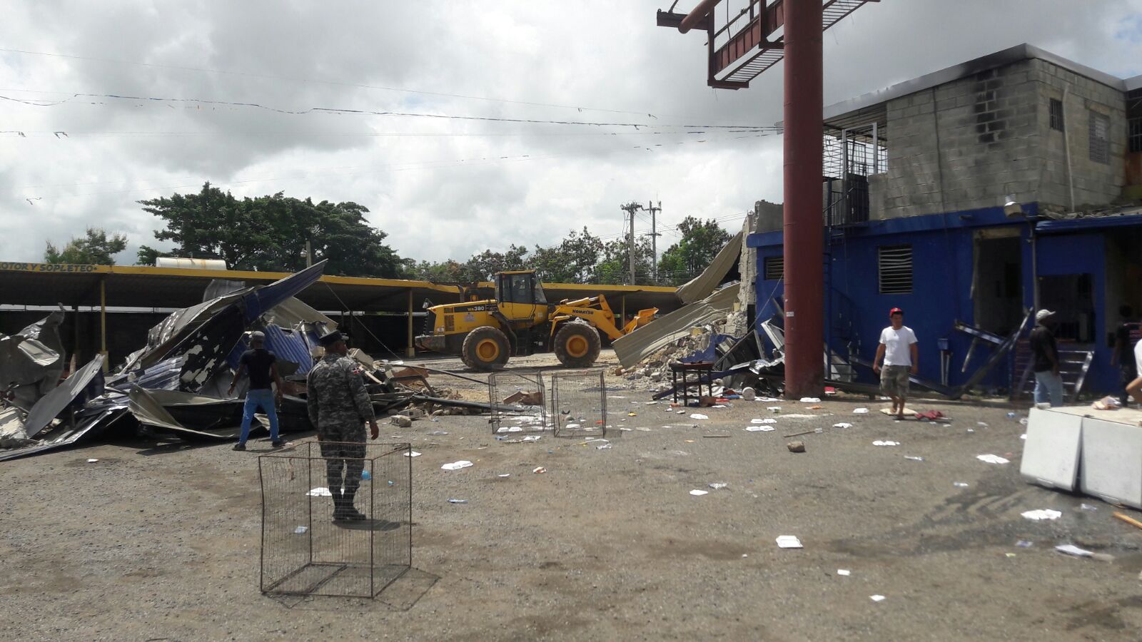 Aparato destruye edificio que está dentro de los terrenos. 