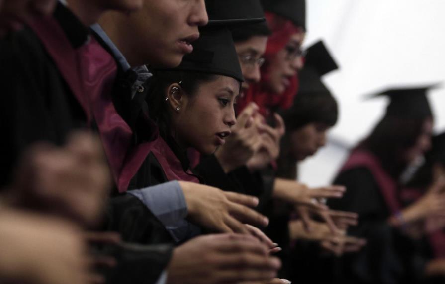 “No podemos oír pero sí escuchar”; estudiantes sordos se gradúan en México