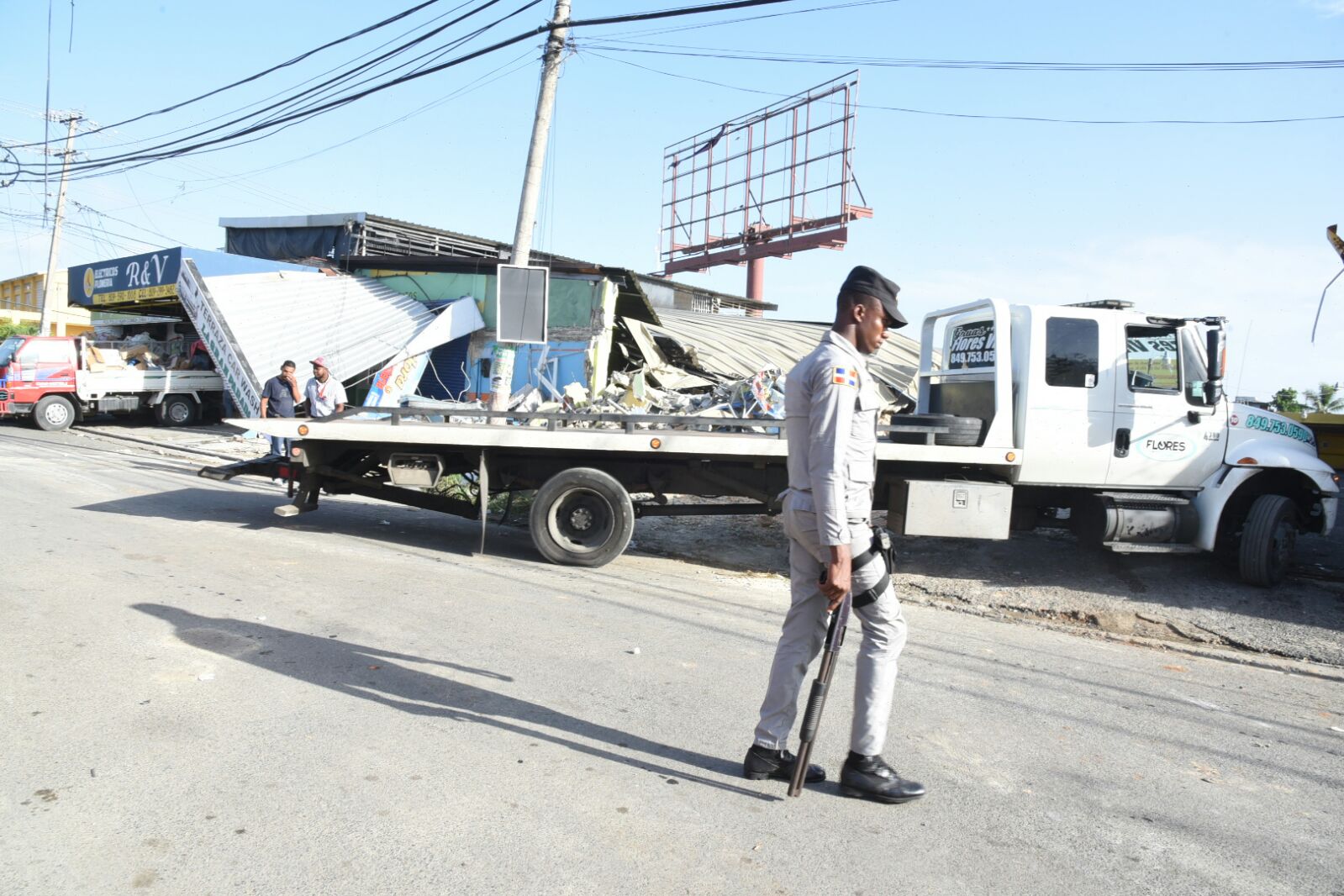 Agentes policiales llegaron al lugar desde tempranas horas de la mañana de este sábado