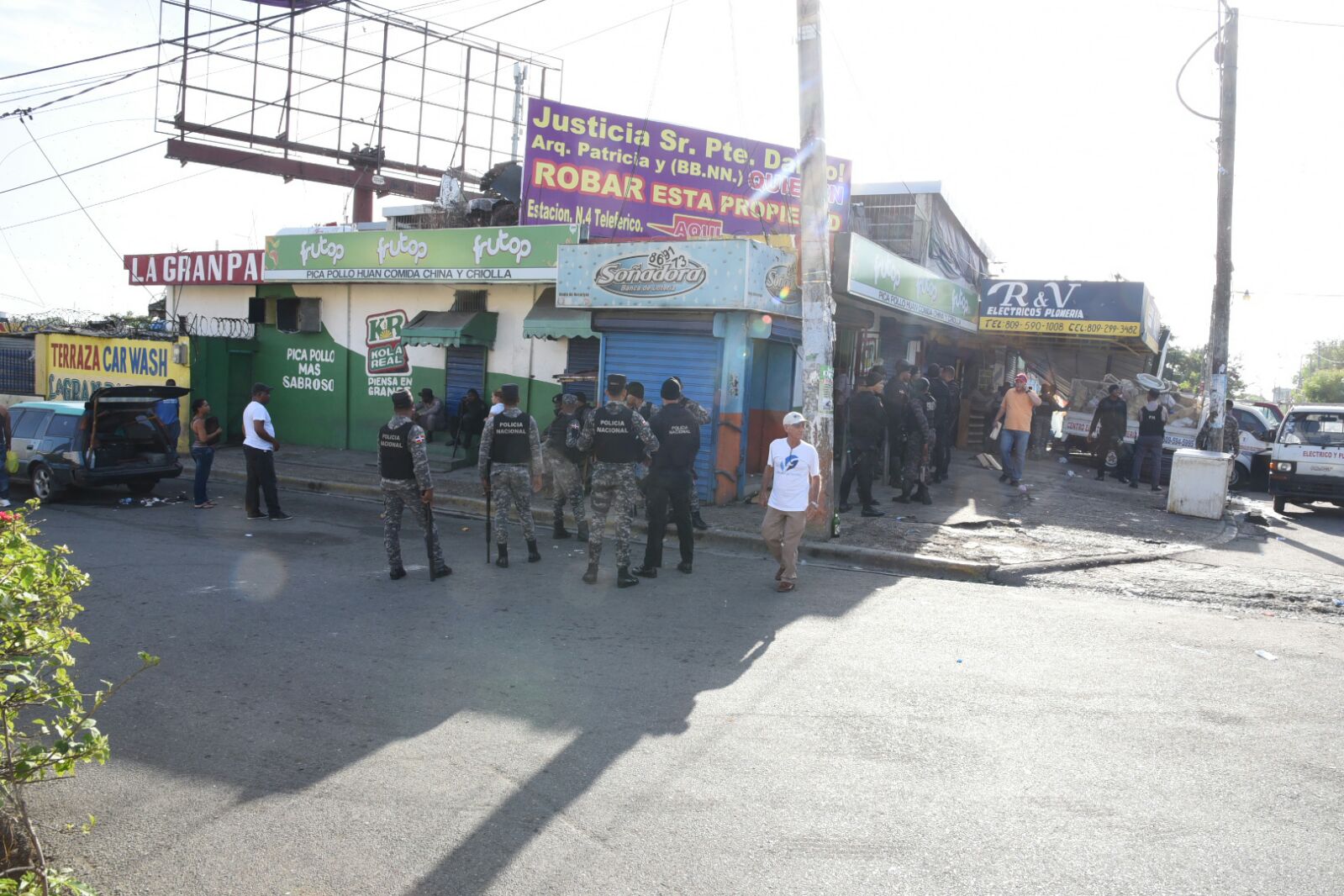 Agentes policiales llegaron al lugar desde tempranas horas de la mañana de este sábado