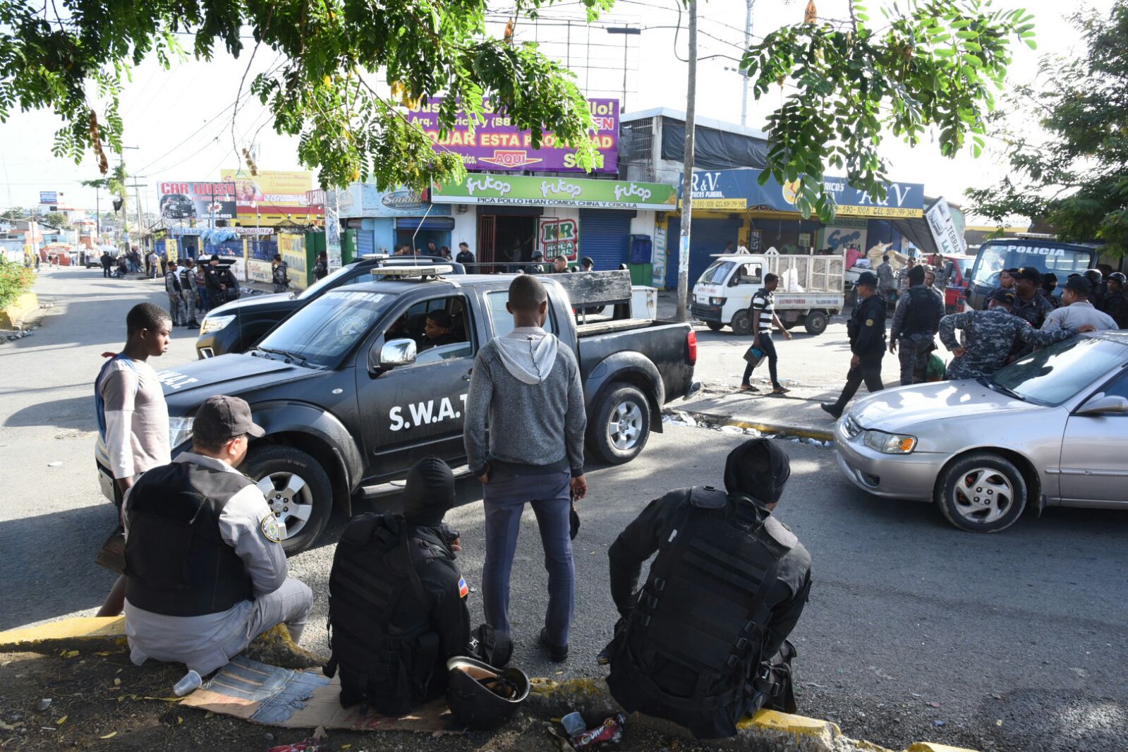 Agentes policiales llegaron al lugar desde tempranas horas de la mañana de este sábado