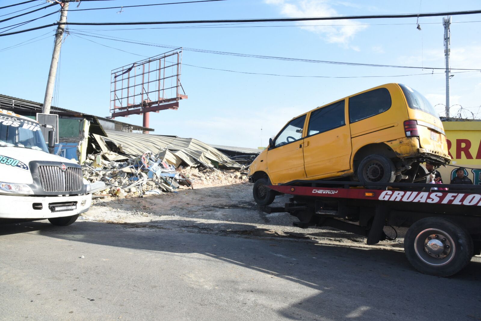 Una grúa se lleva un minubús