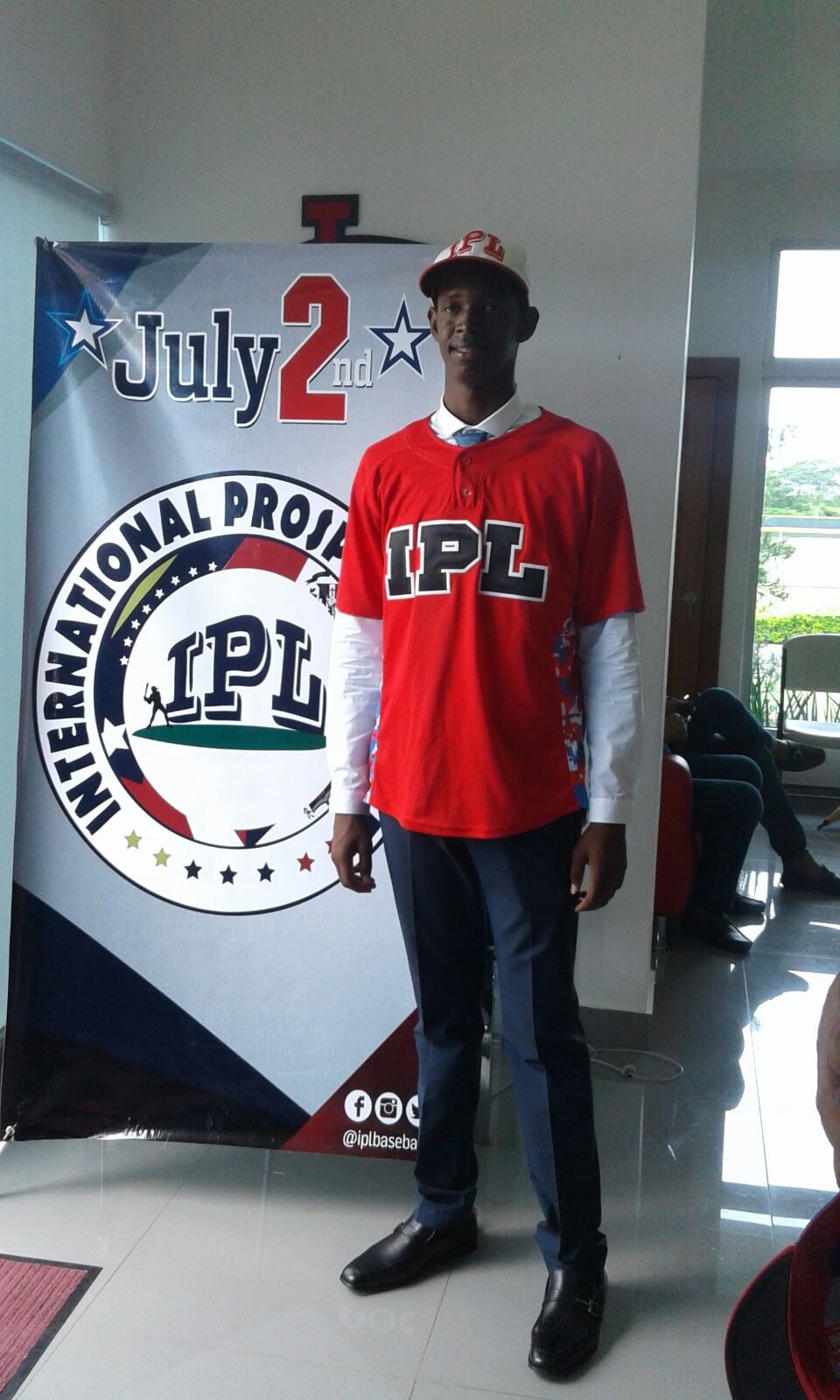 Carlos Junior Soler en su firma con los Cardenales de San Luis, con un bono de 600,000 Dolares. 