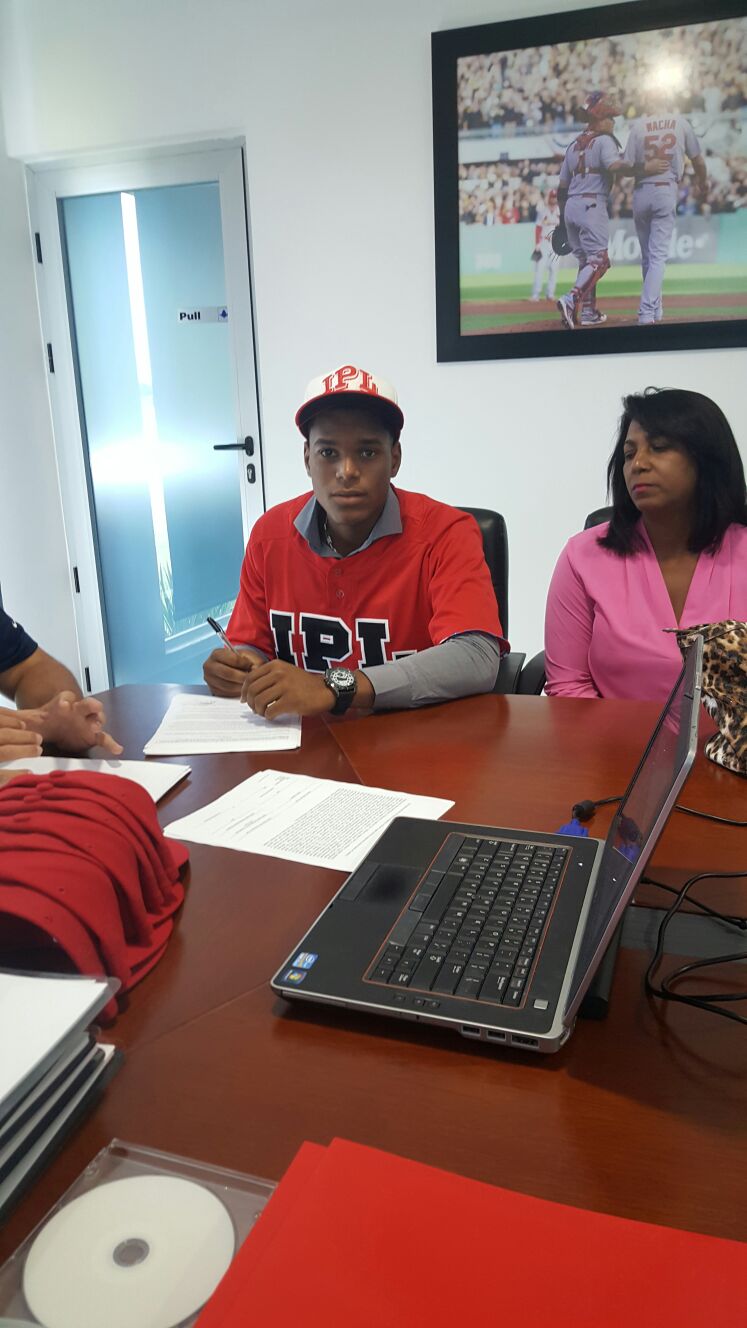 Luis Montaño, firmó con los Cardenales de San Luis, por  200,000 mil dólares.