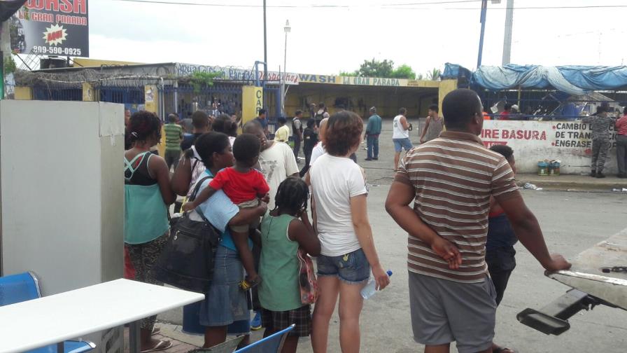 “Destruyeron mi negocio, me sacaron y me robaron todo”, dice desalojada de terrenos para Teleférico  