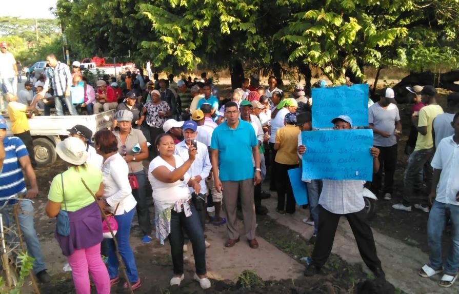 Protestan por arreglo de carreteras en el distrito municipal Yerba Buena, en Hato Mayor