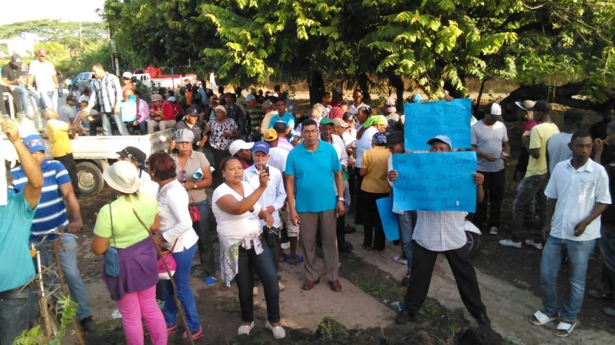 Protestan por arreglo de carreteras en el distrito municipal Yerba Buena, en Hato Mayor Protestan por arreglo de carreteras en el distrito municipal Yerba Buena, en Hato Mayor