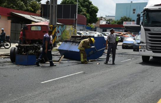 Tres heridos al volcarse camión de agua en autopista Las Américas 