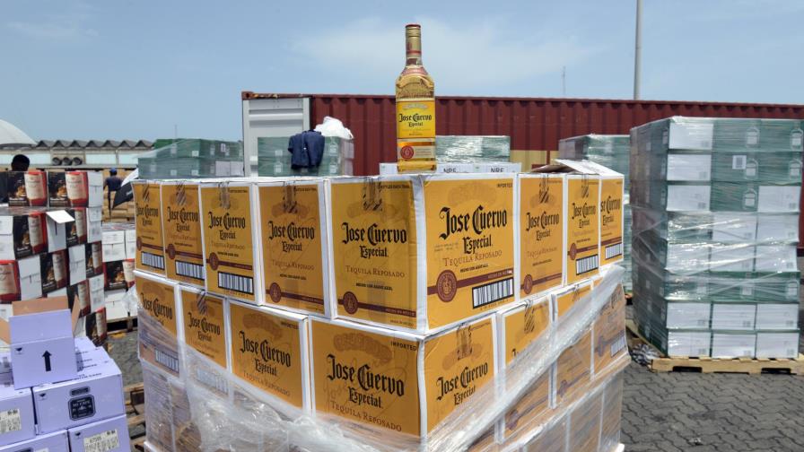 Aduanas se incauta de contrabando de bebidas y cigarrillos valorado en RD$152 millones Aduanas se incauta de contrabando de bebidas y cigarrillos valorado en RD$152 millones