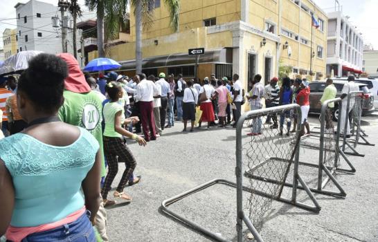Diáspora haitiana protesta frente a su embajada en reclamo de pasaportes
