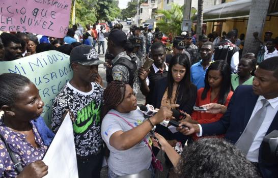 Diáspora haitiana protesta frente a su embajada en reclamo de pasaportes