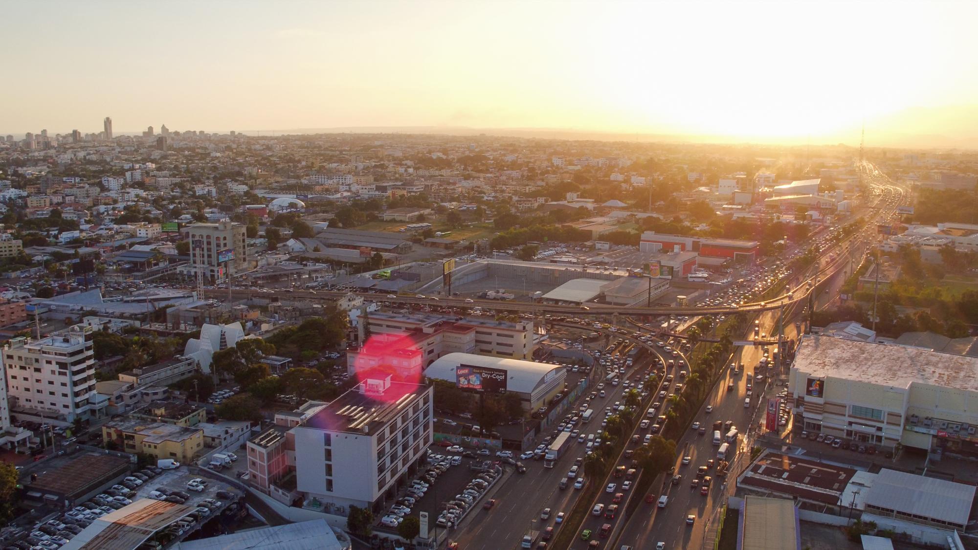 Vista del sistema de elevados de las avenida John F. Kennedy y Winston Churchill.
