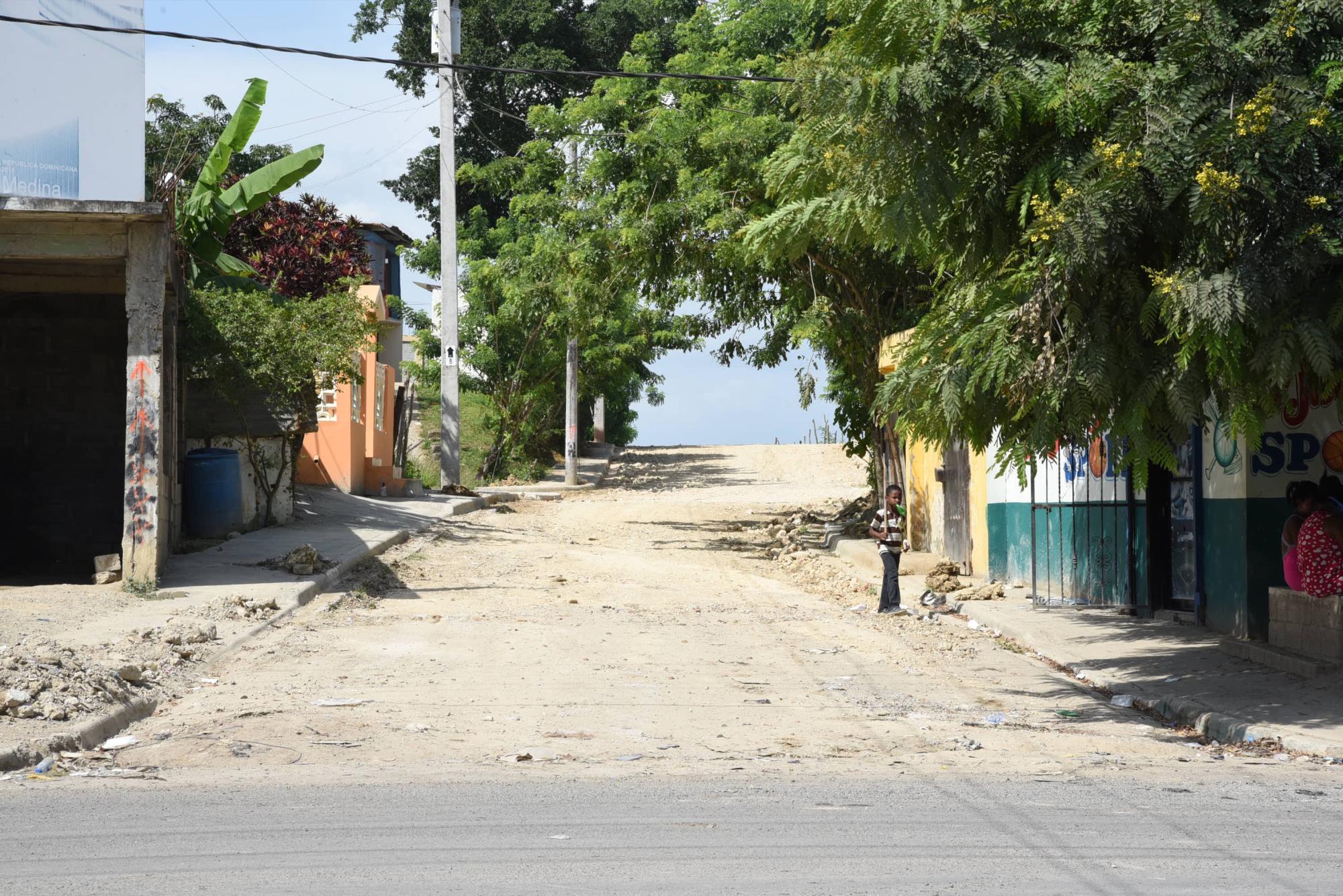Una calle sin asfalto en Santo Domingo Norte.