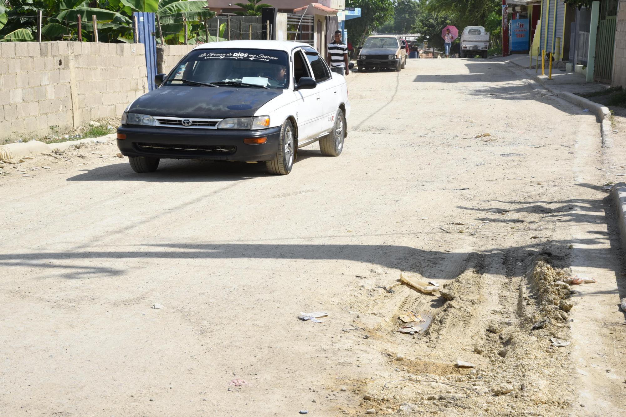 Otra calle deteriorada en un sector de Santo Domingo Norte.
