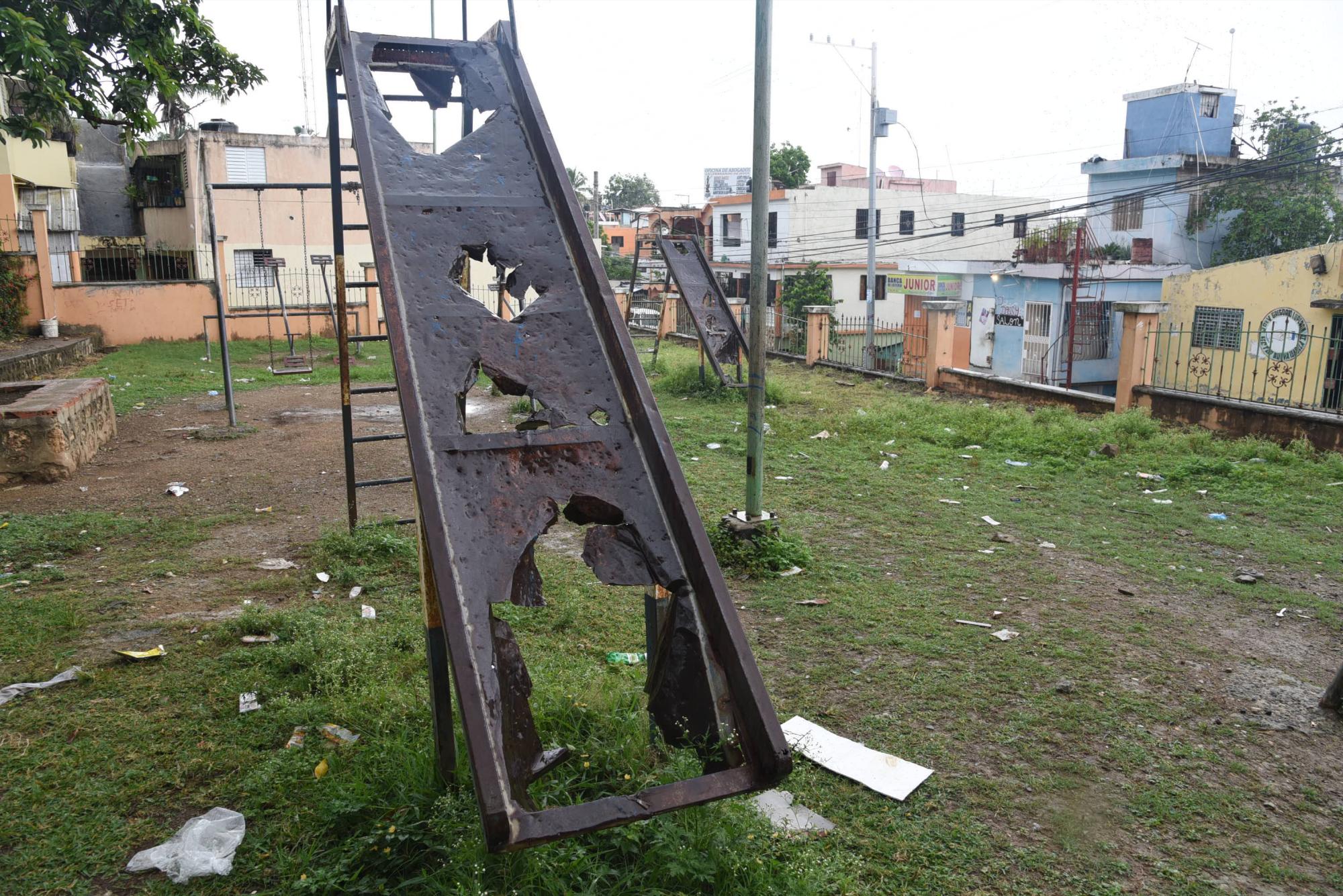 Un parque de Santo Domingo Norte con los juegos para niños deteriorados.
