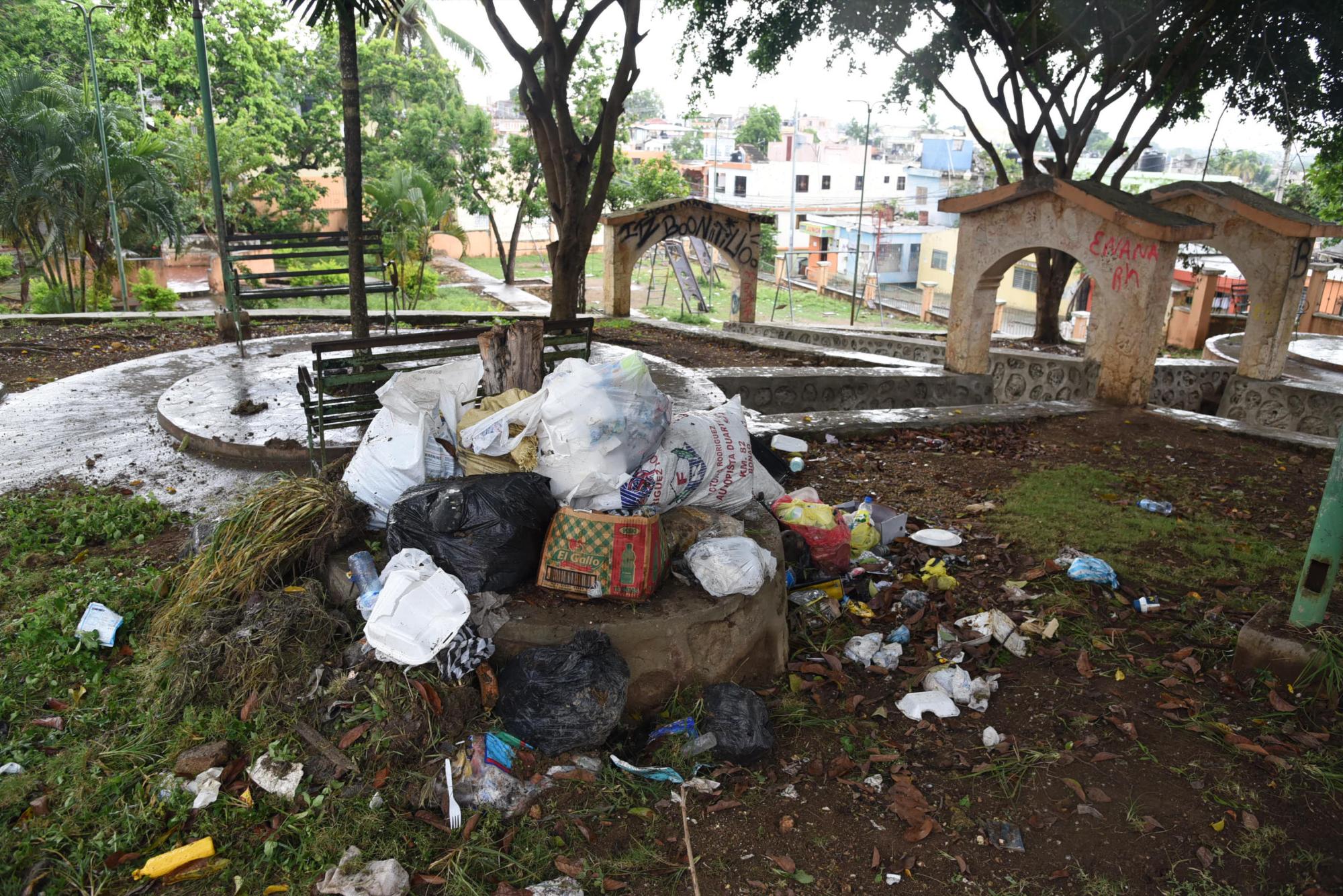 Un parque de Santo Domingo Norte con basura acumulada.