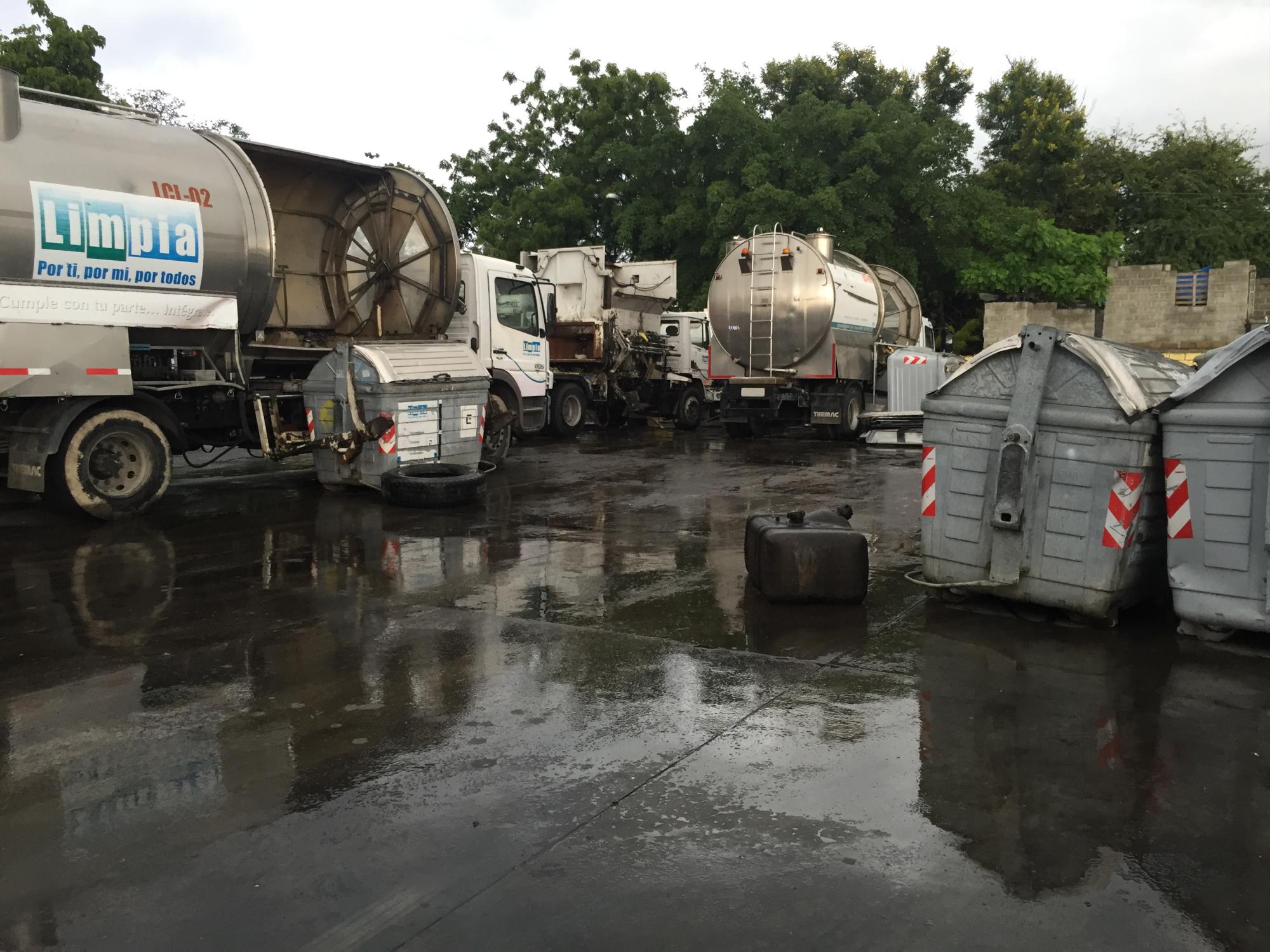 Un camión del programa Limpia y varios contenedores retirados, en un almacén del Ayuntamiento en Los Mameyes.