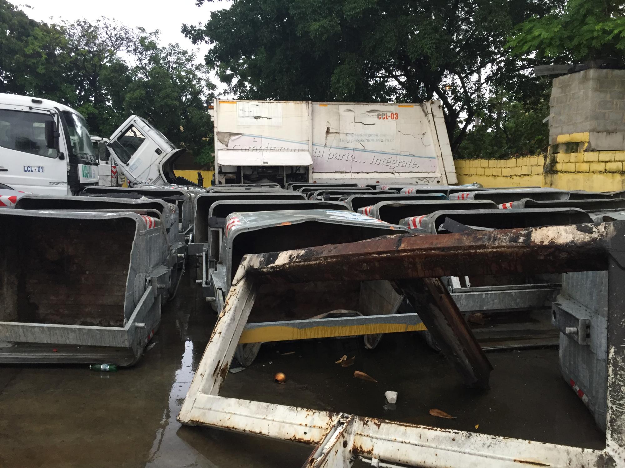 Contenedores retirados, acumulados en un centro del Ayuntamiento en Los Mameyes.