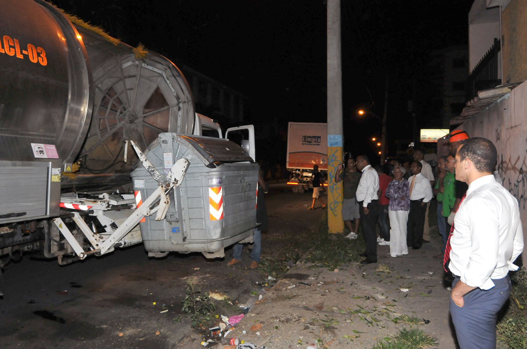 Imagen tomada en mayo de 2014 cuando el Ayuntamiento de Santo Domingo Este anunció un plan nocturno para la recogida de desechos en Alma Rosa y el ensanche Ozama.