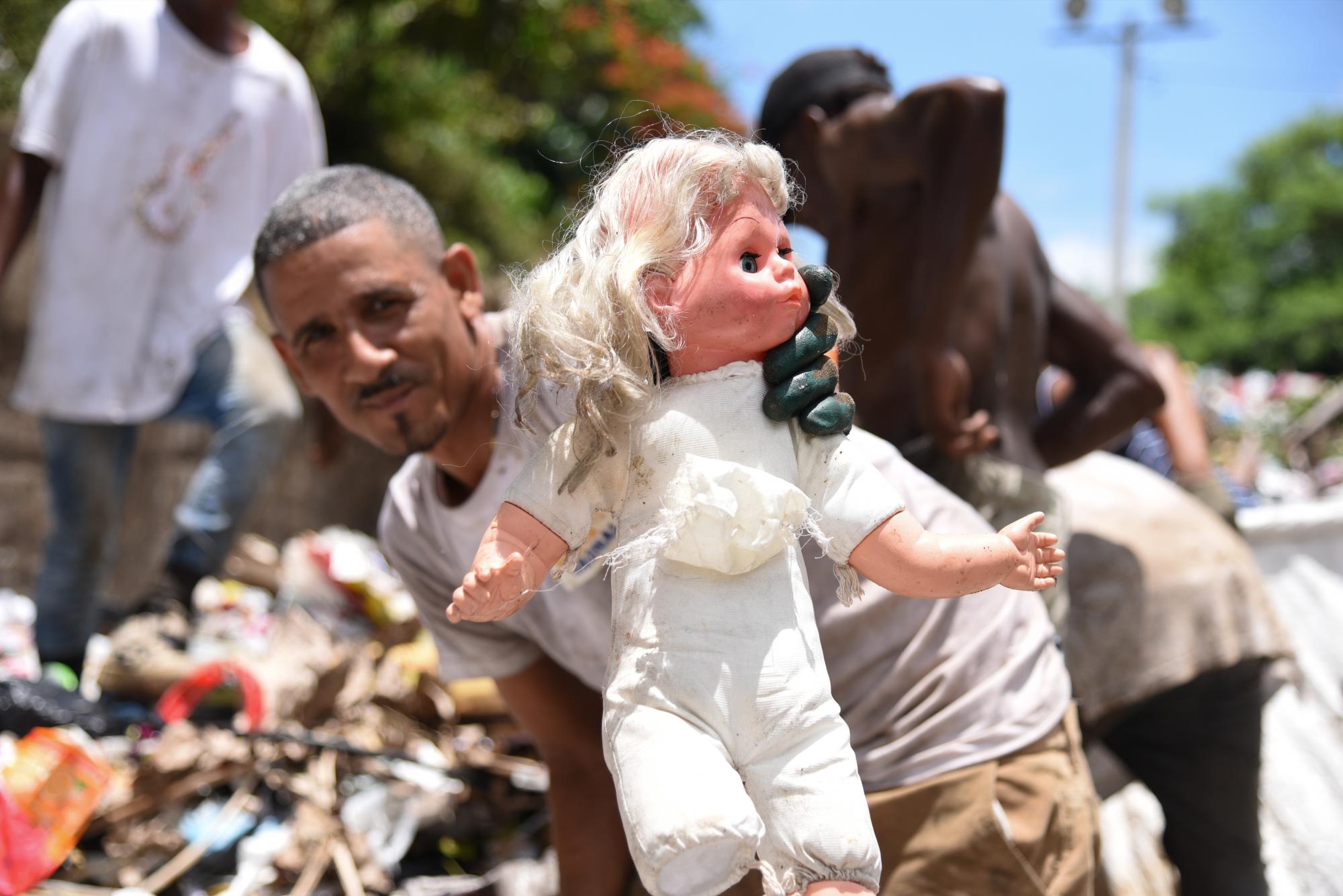 En la basura encuentran dinero, plástico, botellas y hasta partes humanas.