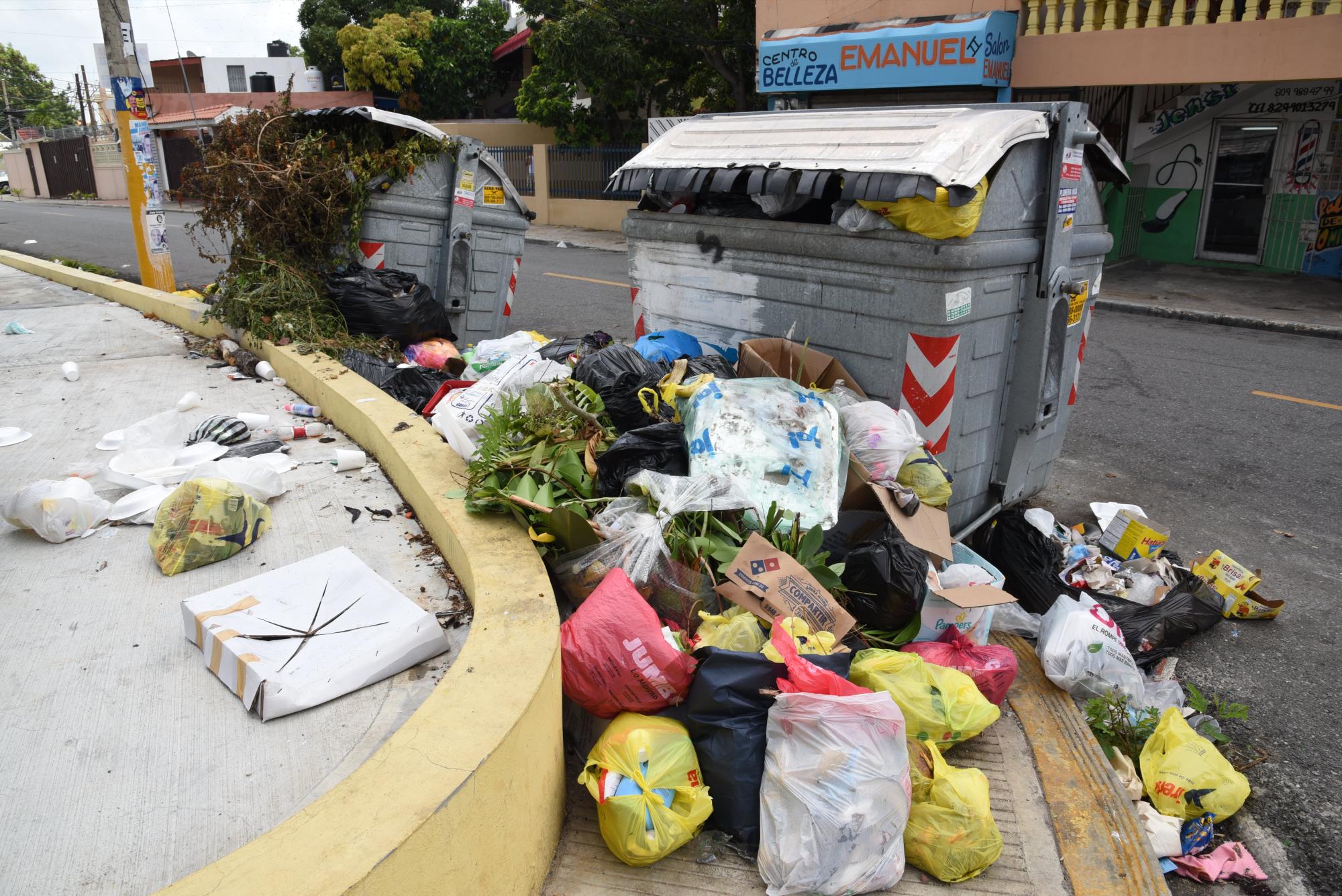 A pesar de los contenedores, la basura suele acumularse alrededor porque se desborda su capacidad.