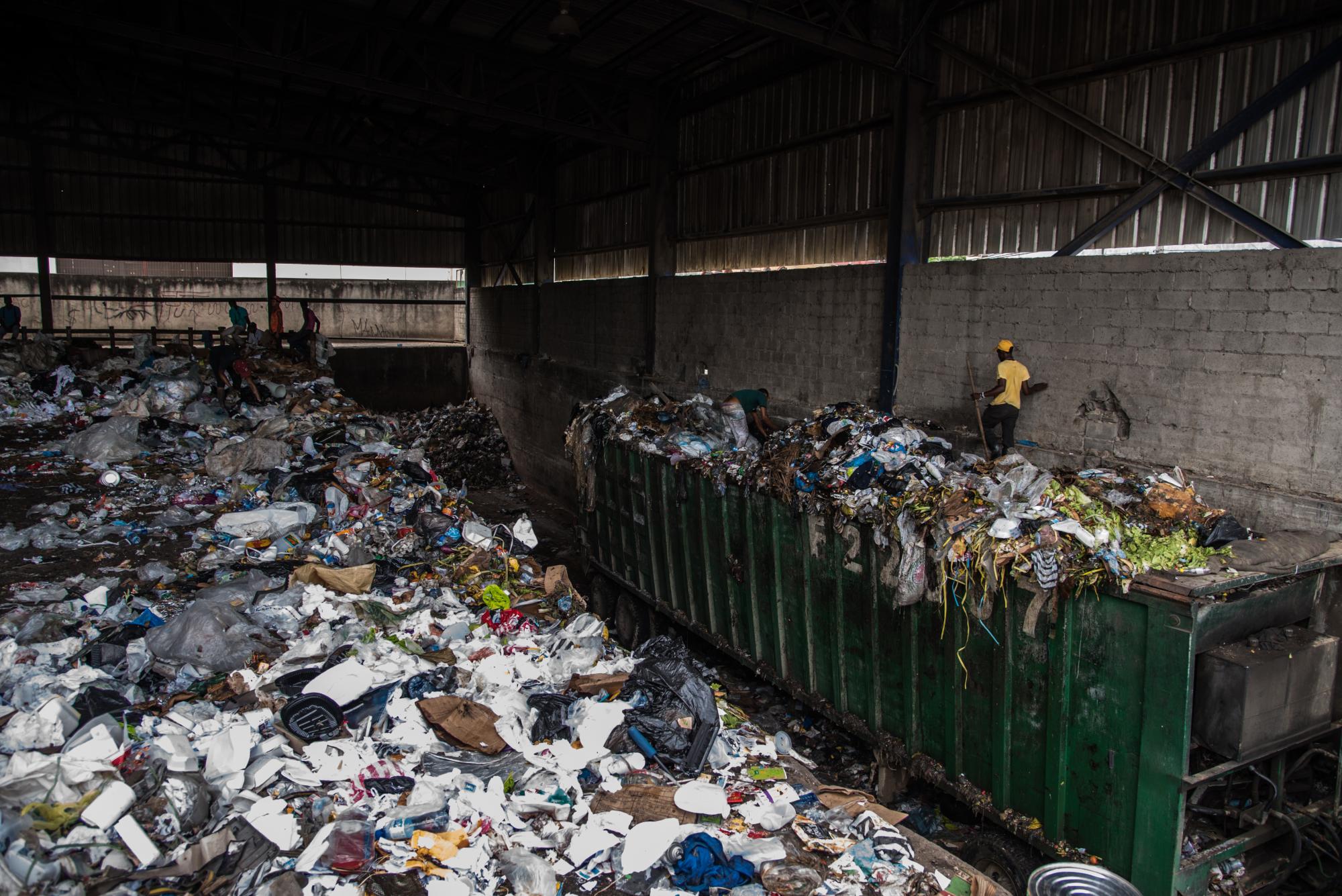 Un contenedor es llenado para dirigirse a Duquesa.