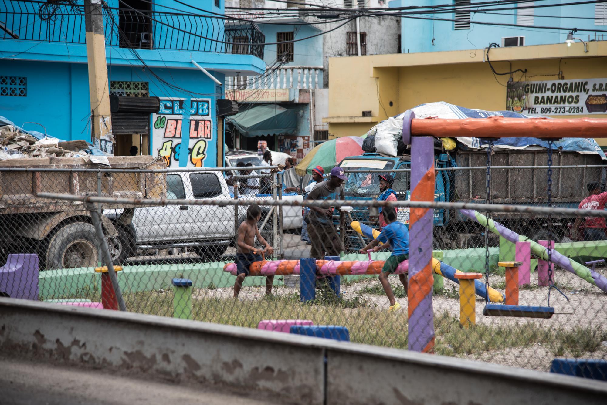 Niños juegan en un parque infantil “canquiña” instalado por el Ayuntamiento al lado de la estación de transferencia.