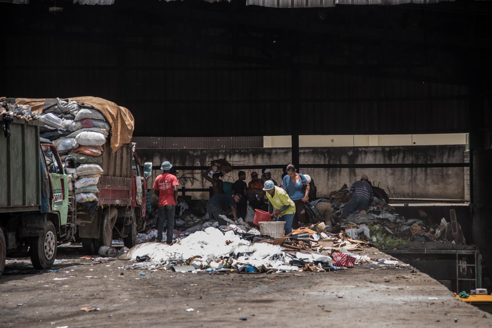 “Buzos” buscan qué aprovechar entre la basura.
