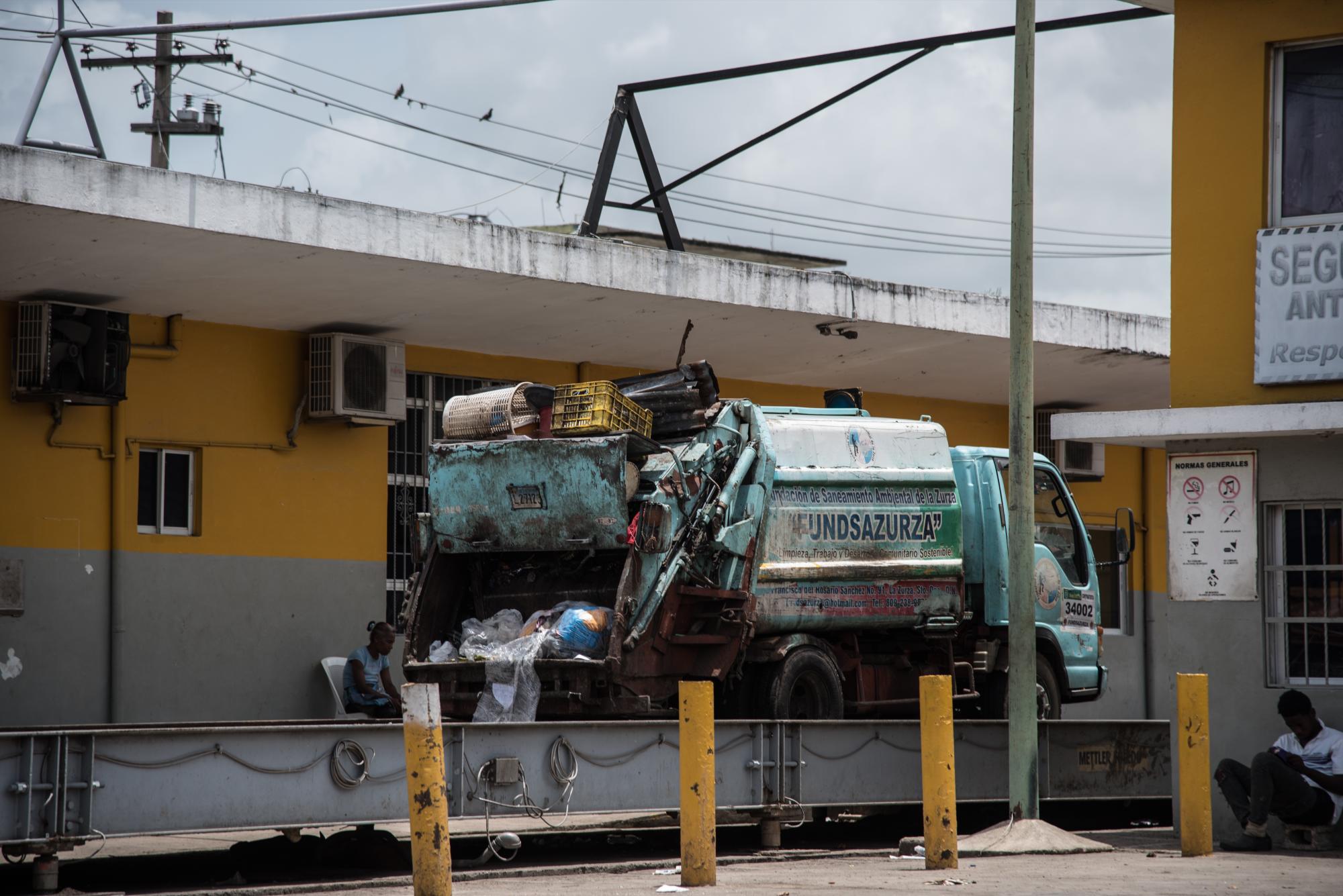 Un camión se pesa en una balanza para registrar lo recolectado.
