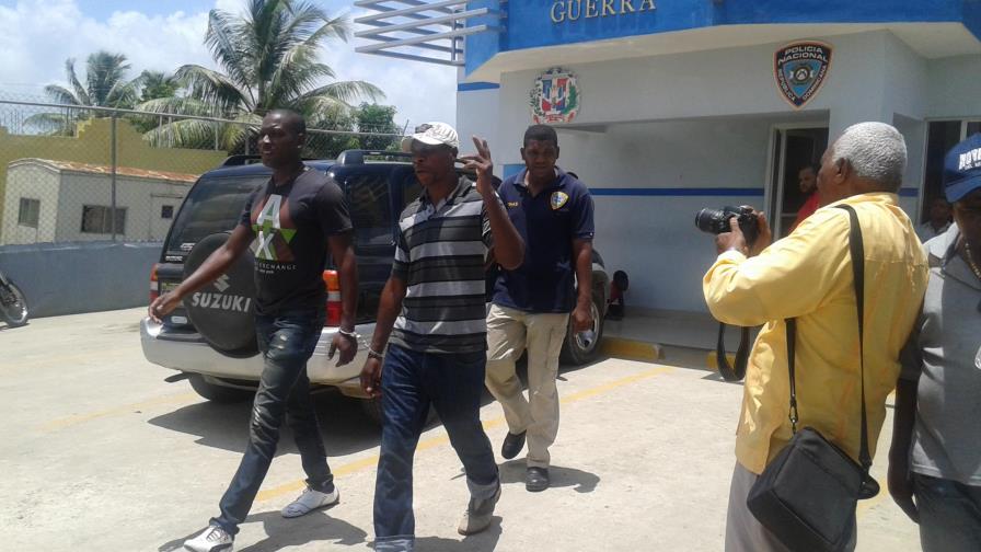 Policía apresa a dos acusados de dejar a Boca Chica sin agua potable Policía apresa a dos acusados de dejar a Boca Chica sin agua potable