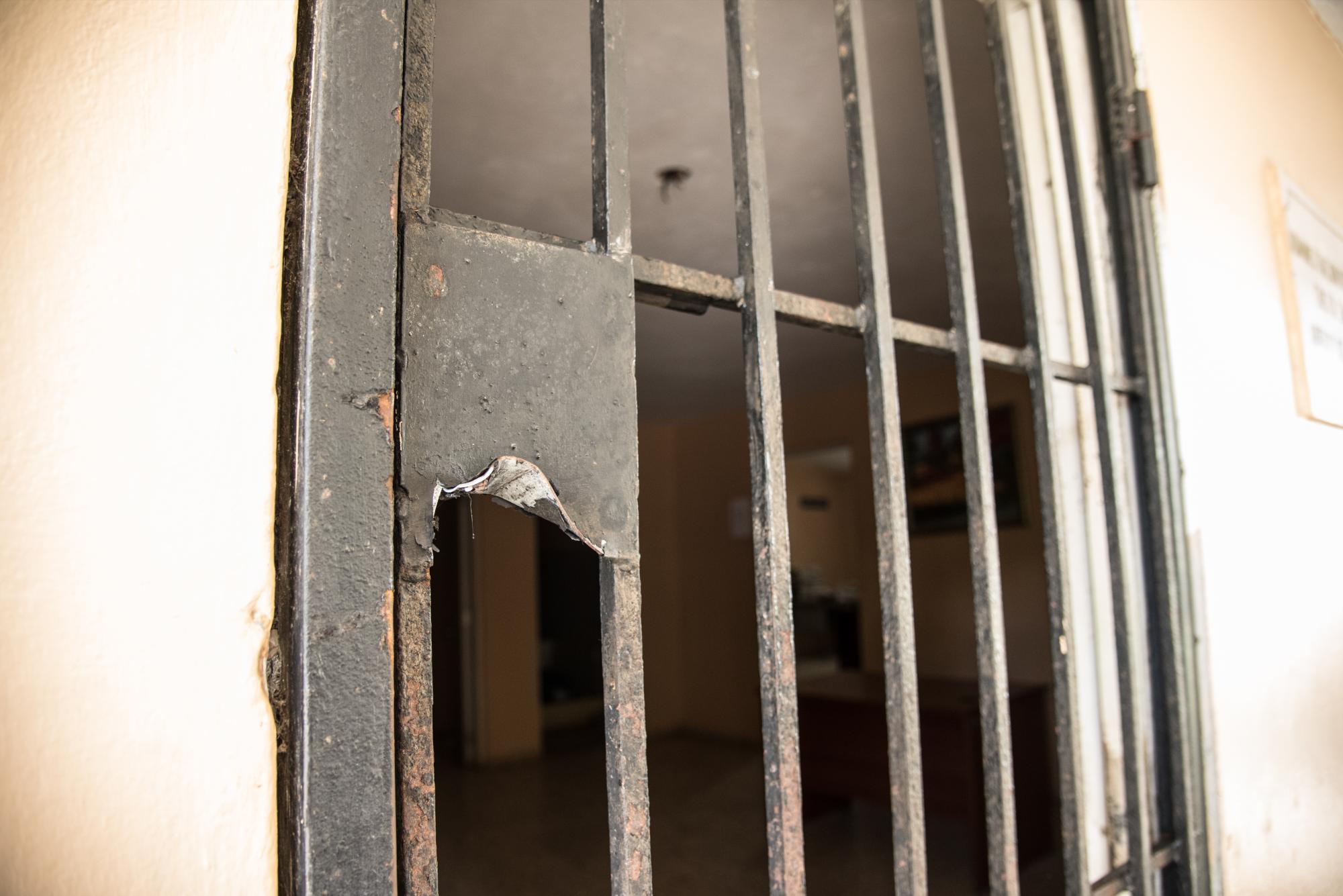 Puerta forzada por ladrones para robar en las oficinas administrativas del cementerio.