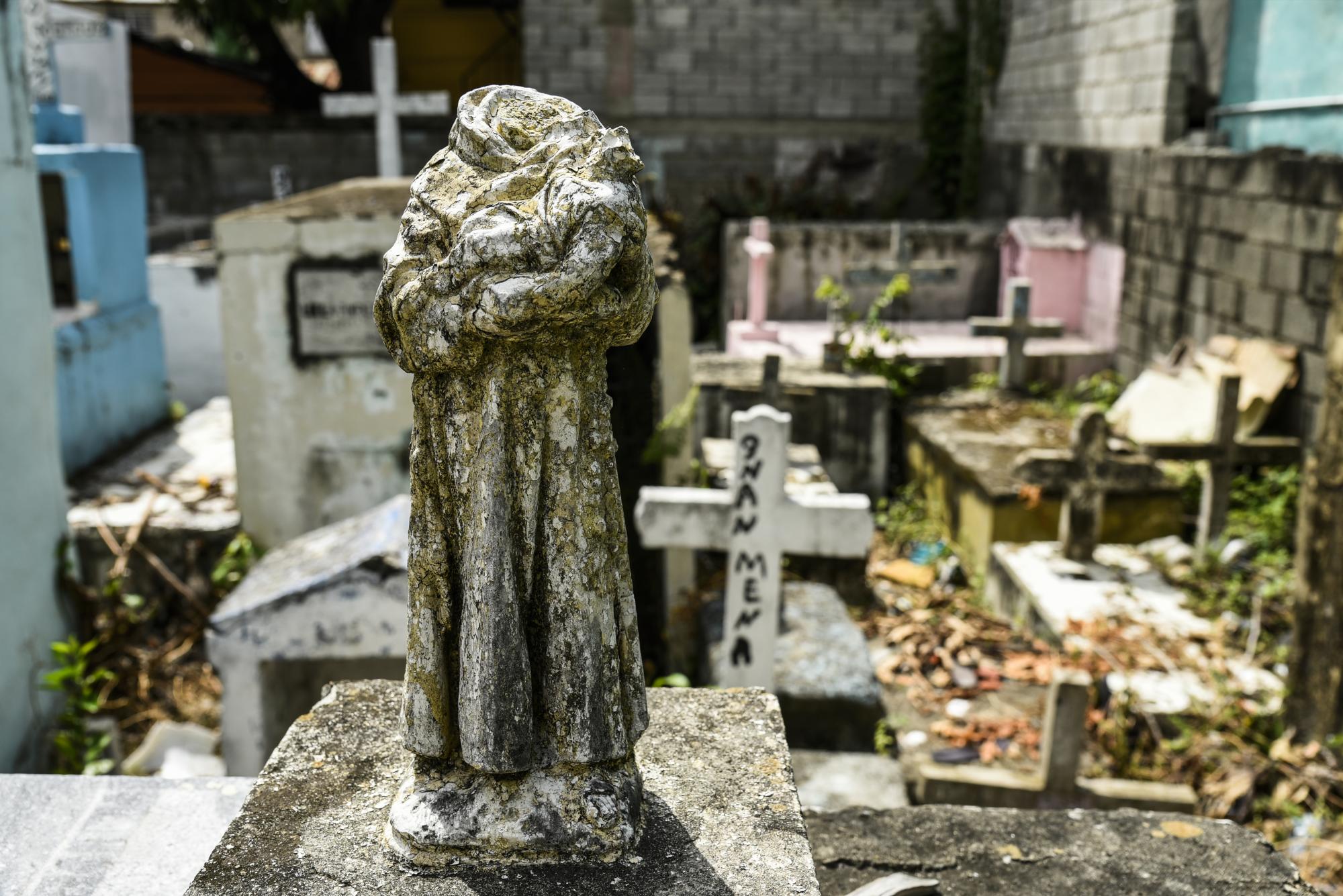 En el cementerio de Manresa, Santo Domingo Oeste, impera la basura y el hedor.