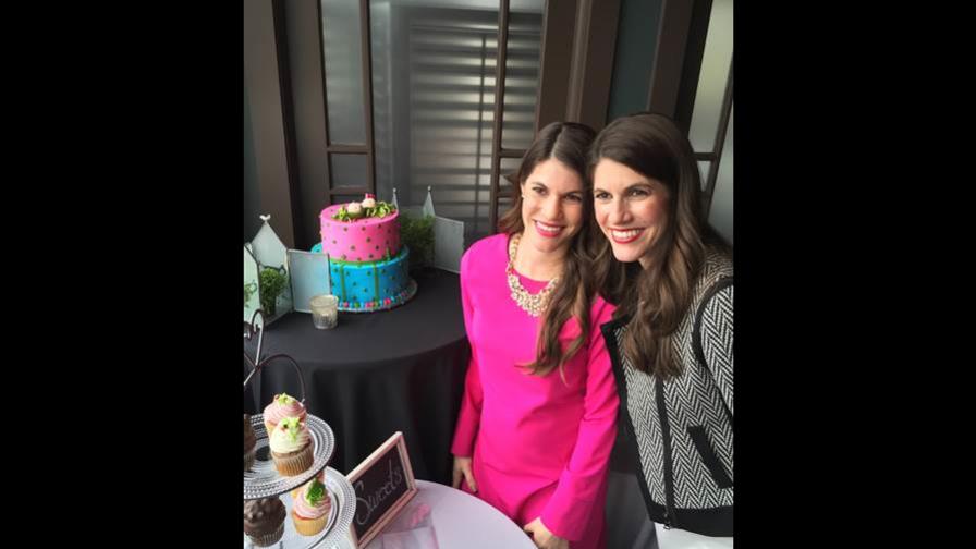 Gemelas idénticas dan a luz el mismo día y a la misma hora en husos horarios distintos