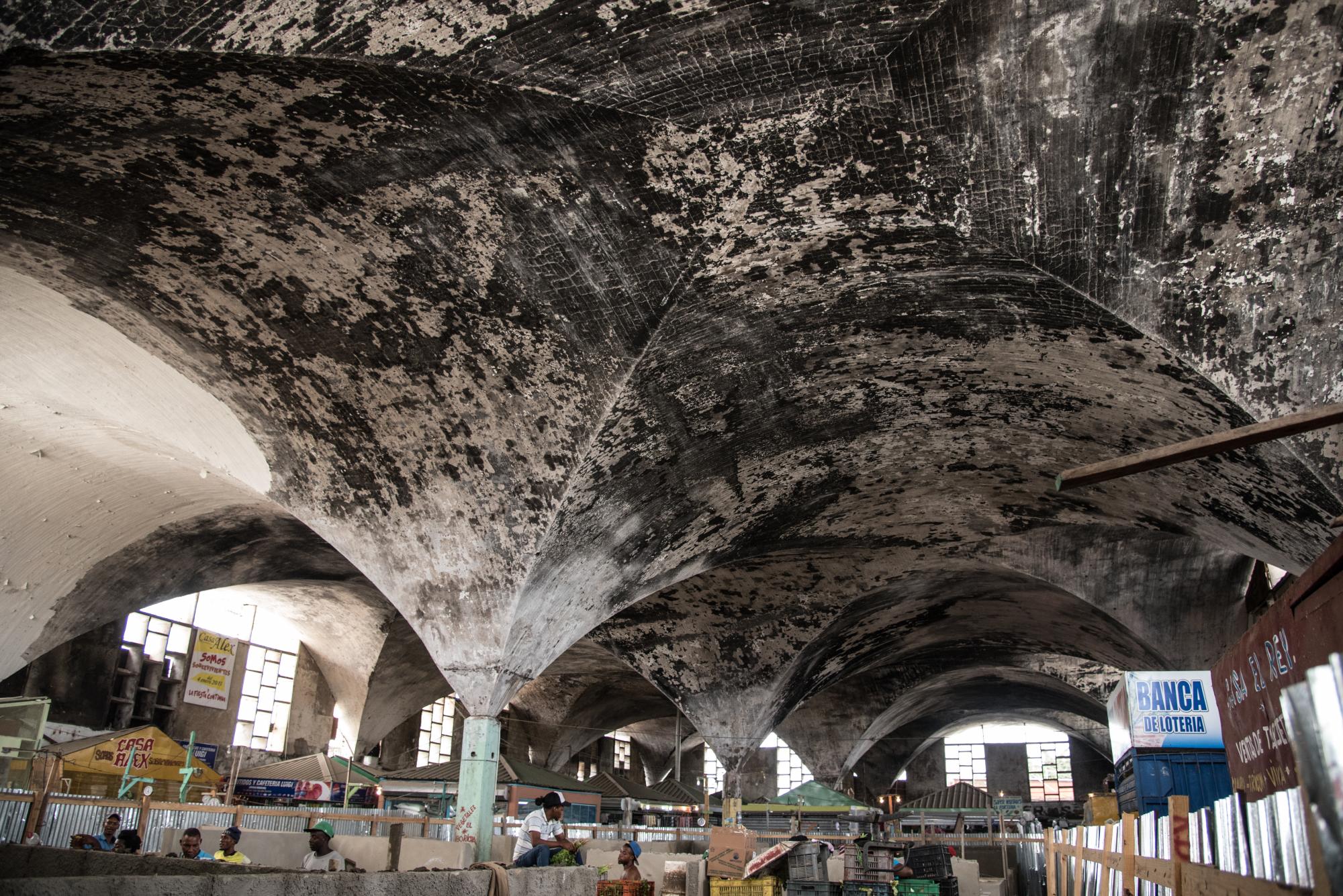 Vista del interior de un área del Mercado Nuevo que se incendió y está en reconstrucción.
