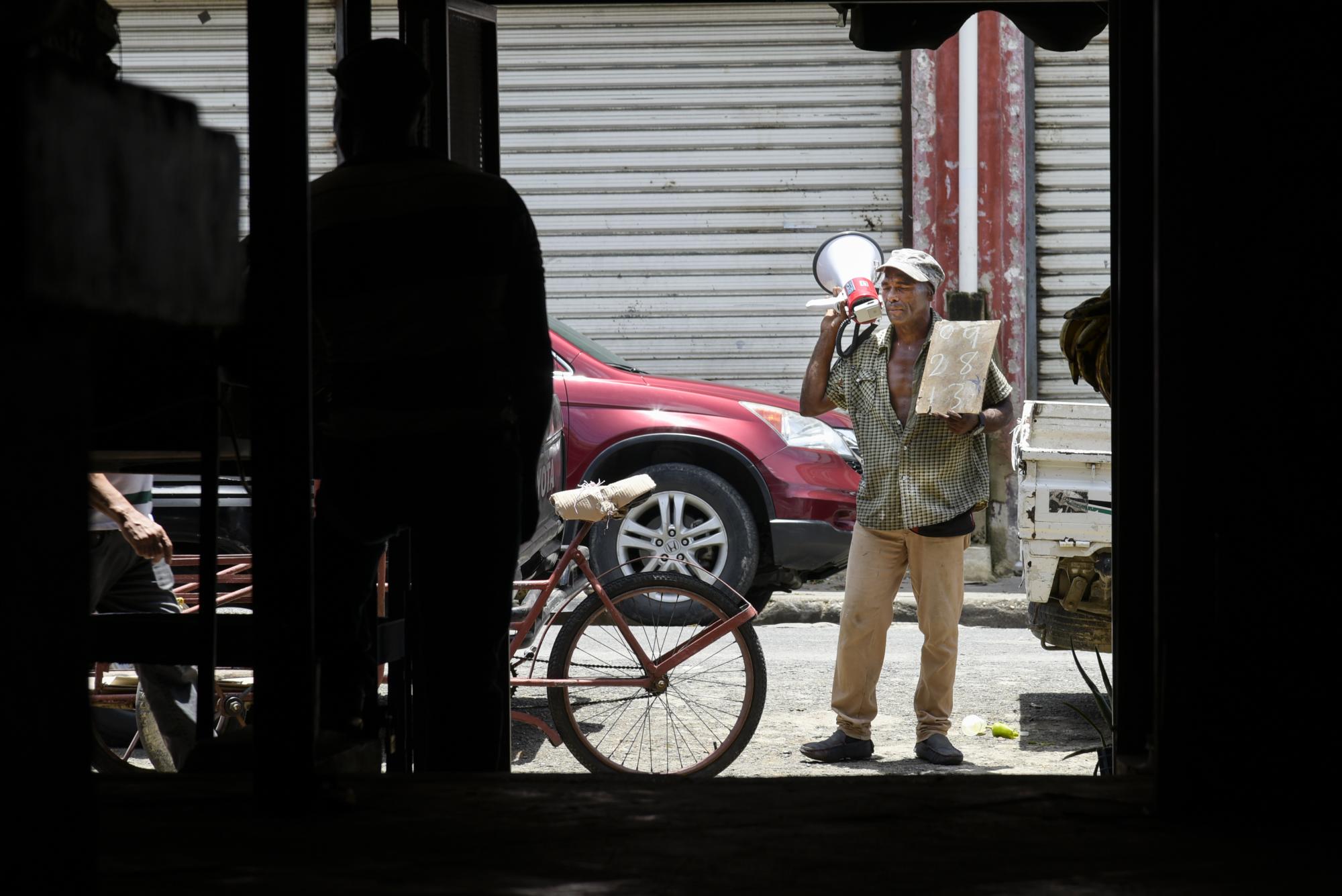 Un vendedor en las afueras del Mercado Modelo de la avenida Mella.