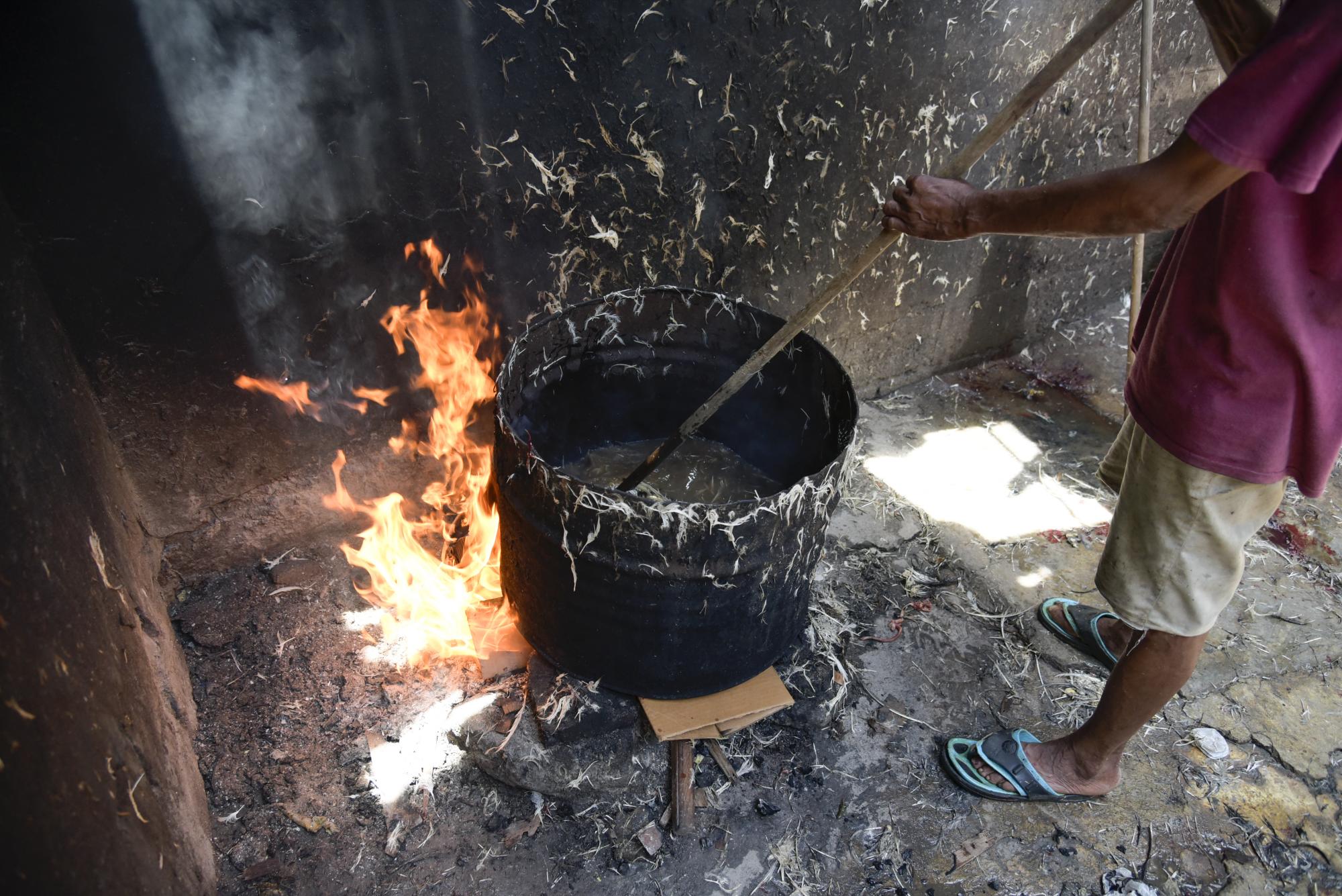 Un comerciante en el área de preparación de los pollos en el Mercado Modelo.