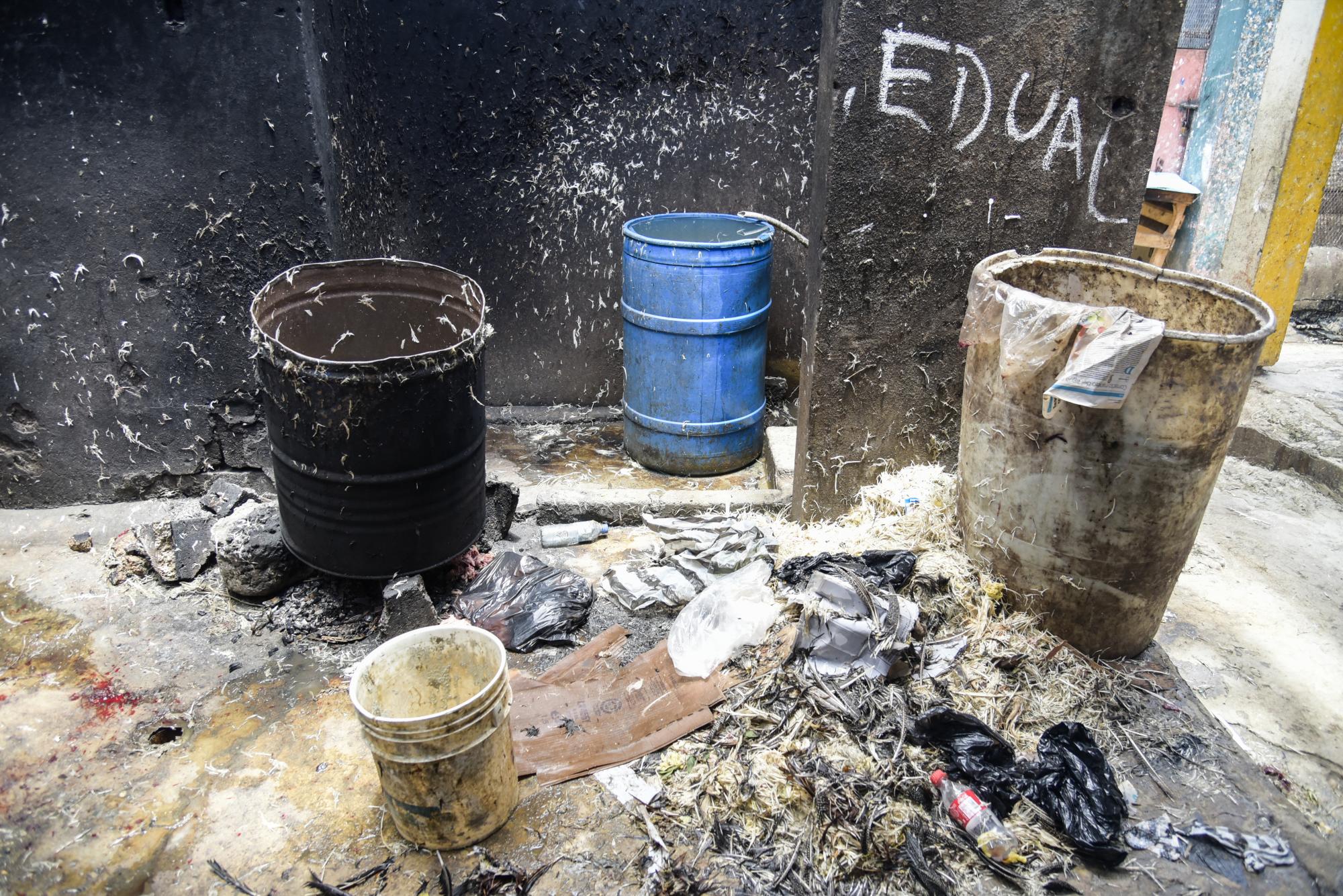 Tanques con despojos de los pollos preparados para vender en el Mercado Modelo de la avenida Mella.