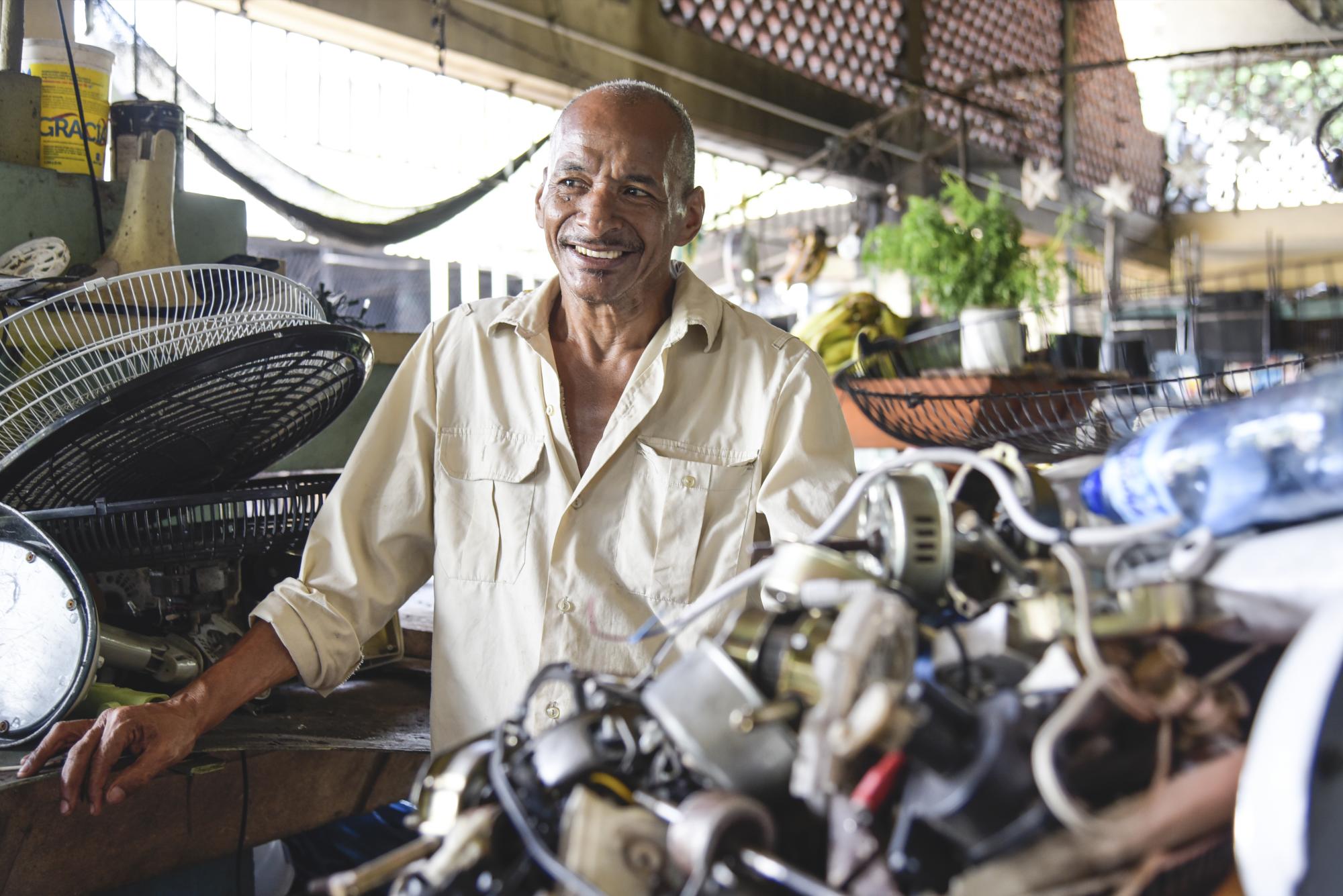 Un comerciante de artefactos en el mercado de Honduras.