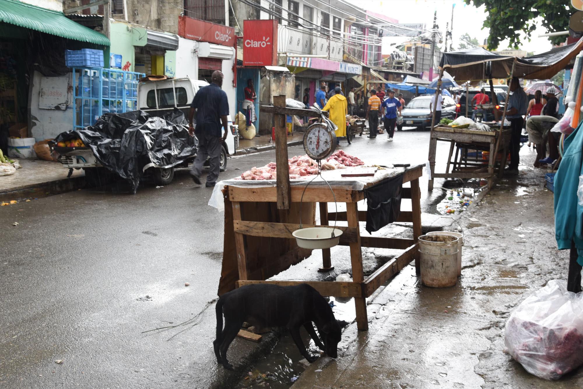 Este mercado informal funciona sin criterios de salubridad en el cruce de Sabana Perdida.