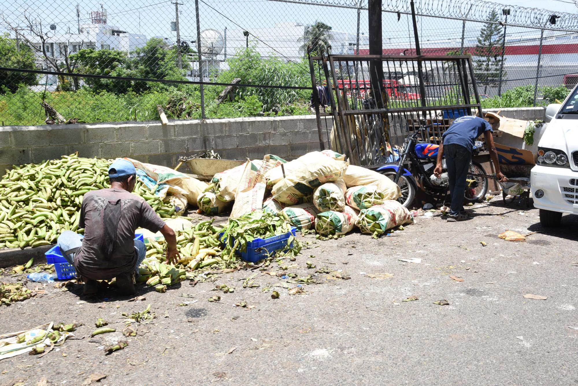 Un hombre vende víveres las afueras del mercado.