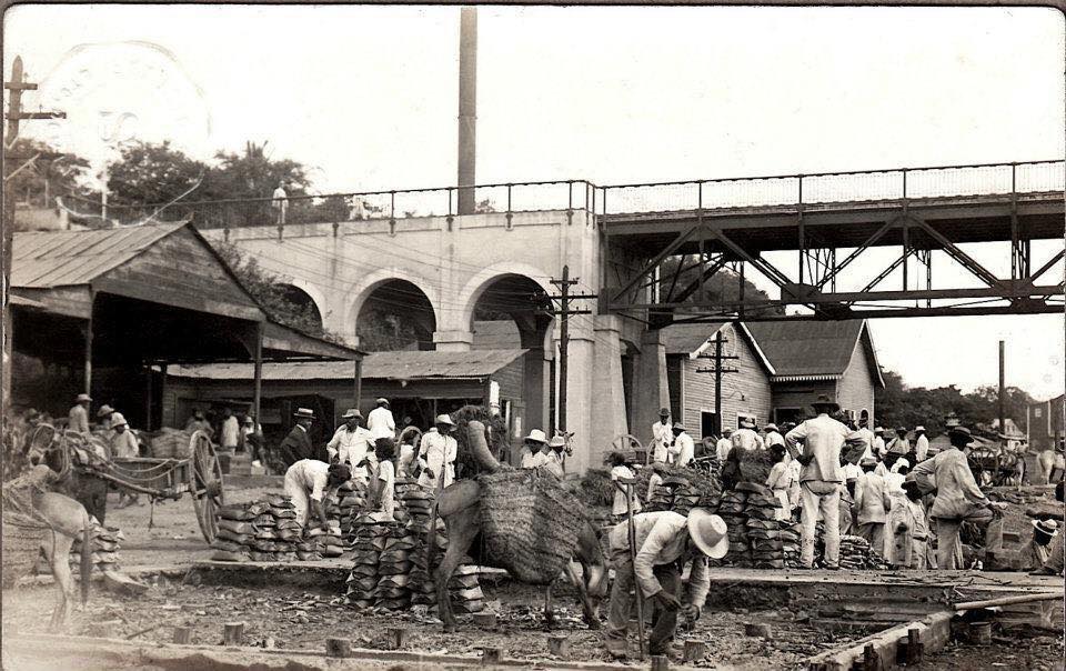 Mercado bajo el puente Ulises Heureaux en 1910, Santo Domingo.