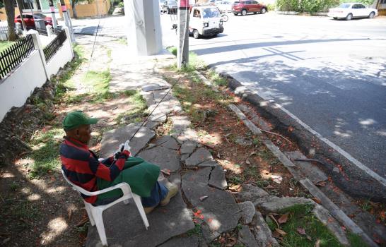 Ciudadanos exigen reconstrucción de acera en calle México con Rosa Duarte 