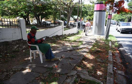 Ciudadanos exigen reconstrucción de acera en calle México con Rosa Duarte 